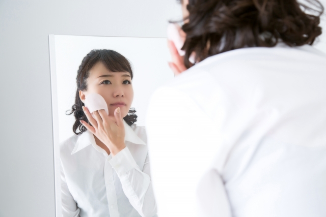メイクをする女性