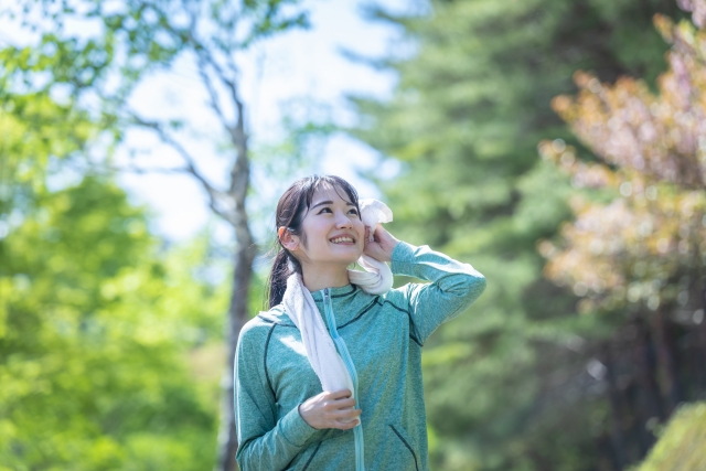運動後に汗を拭く女性