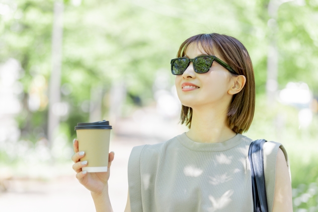 サングラスをかけた女性
